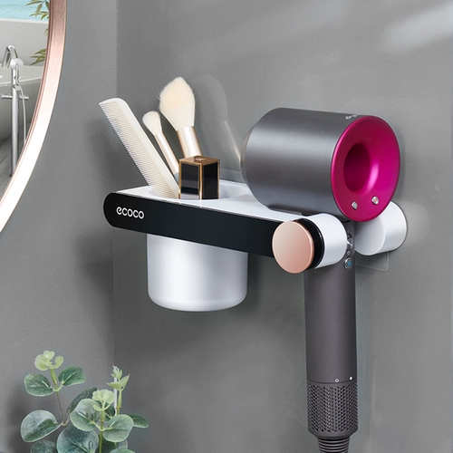 На полке фен, стойка для волос в ванной комнате, Дайсон Лейфен положил стойку для удара