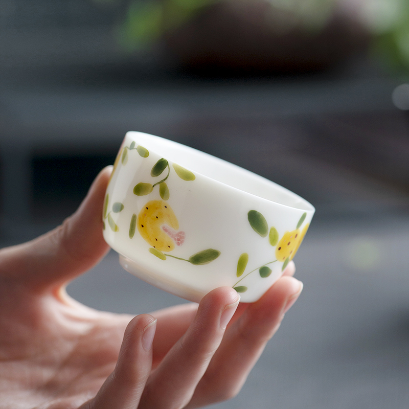The Sample tea cup white porcelain masters cup "women 's single cup. A small personal drinking kombucha tea hand - made of ceramic cups