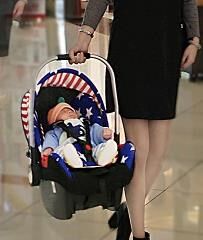 Newborn baby portable basket safety seat push car portable sleeping basket car with baby outside discharge cradle