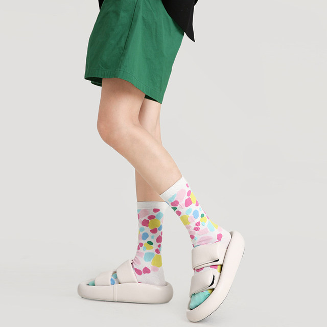ຖົງຕີນຂອງແມ່ຍິງ 3 ຄູ່ຂອງວັນນະຄະດີ Retro Trendy Socks ສໍາລັບນັກສຶກສາຂອງສີສົດແລະກົງກັນຂ້າມ ຖົງຕີນແມ່ຍິງ embossed ກາງ tube ຖົງຕີນຝ້າຍ