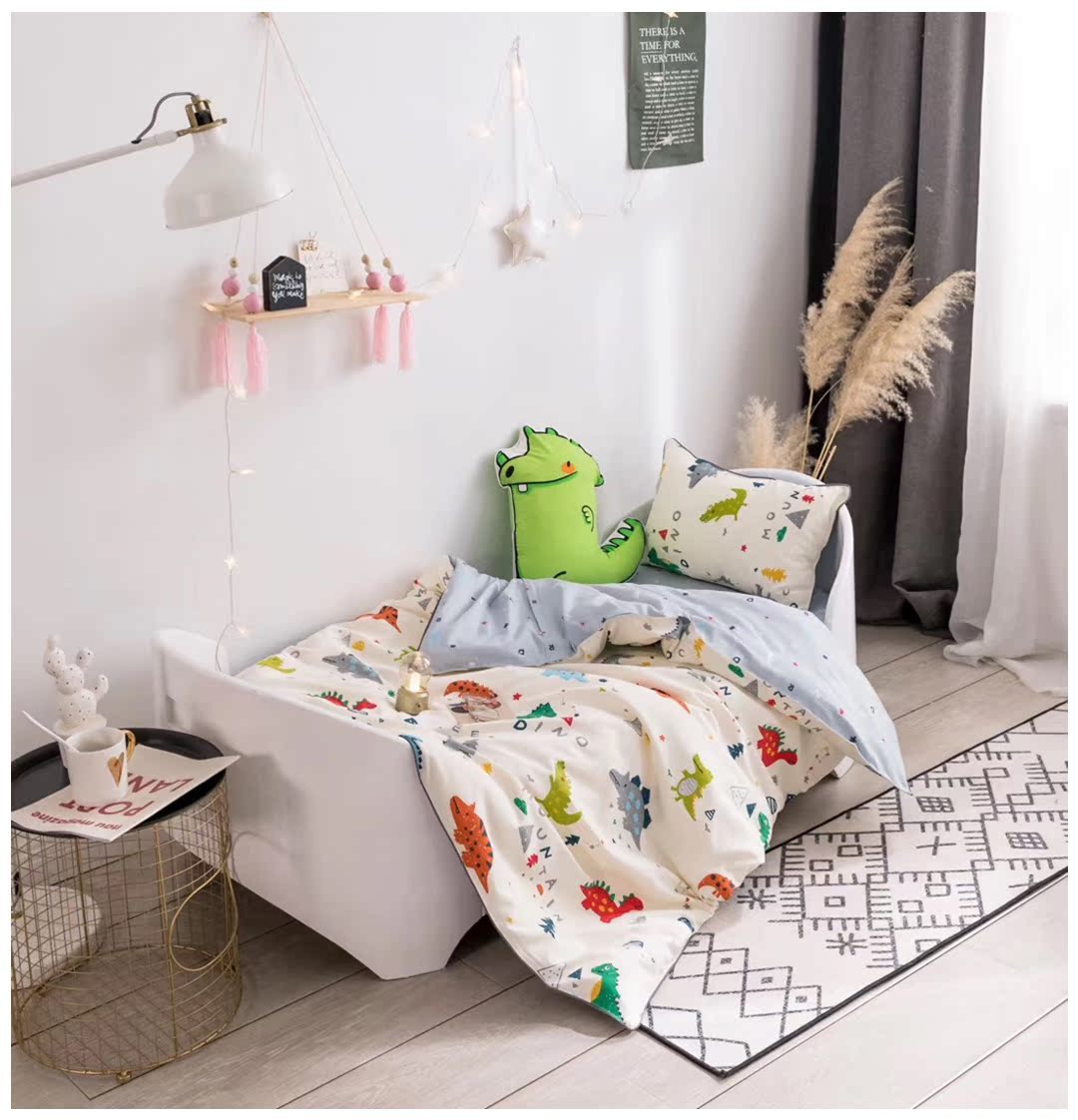 [Natsuki] gói xe bông phim hoạt hình khủng long tùy chỉnh Bộ đồ giường ba mảnh bộ đồ giường mẫu giáo cho trẻ em - Bộ đồ giường trẻ em 	ga giường chống thấm cho bé	