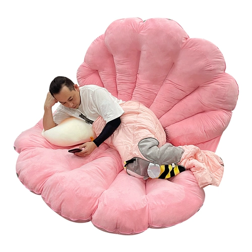 Плюшевая игрушка, подушка, большая кукла из жемчуга, диван, спальный мешок