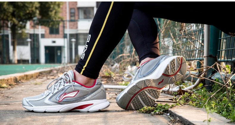 Li Ning của nam giới giày thể thao 2018 mùa hè lưới giày thể thao trọng lượng nhẹ hấp thụ sốc hỗ trợ ổn định giày chạy ARHJ059 giày đi bộ nữ