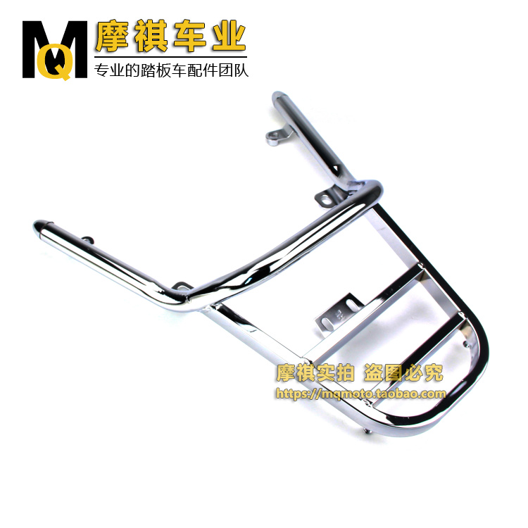 Xe máy điện trong cát phía sau kệ xe tay ga - Xe máy Sopiler khung đuôi xe máy
