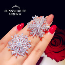 Rotating Snowflake Brooch Korean high-grade zircon corsage women Joker shirt dress anti-light pin female