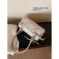 Chiop2nd White Armpit Bag page on 6/7 20:00 Like to present first