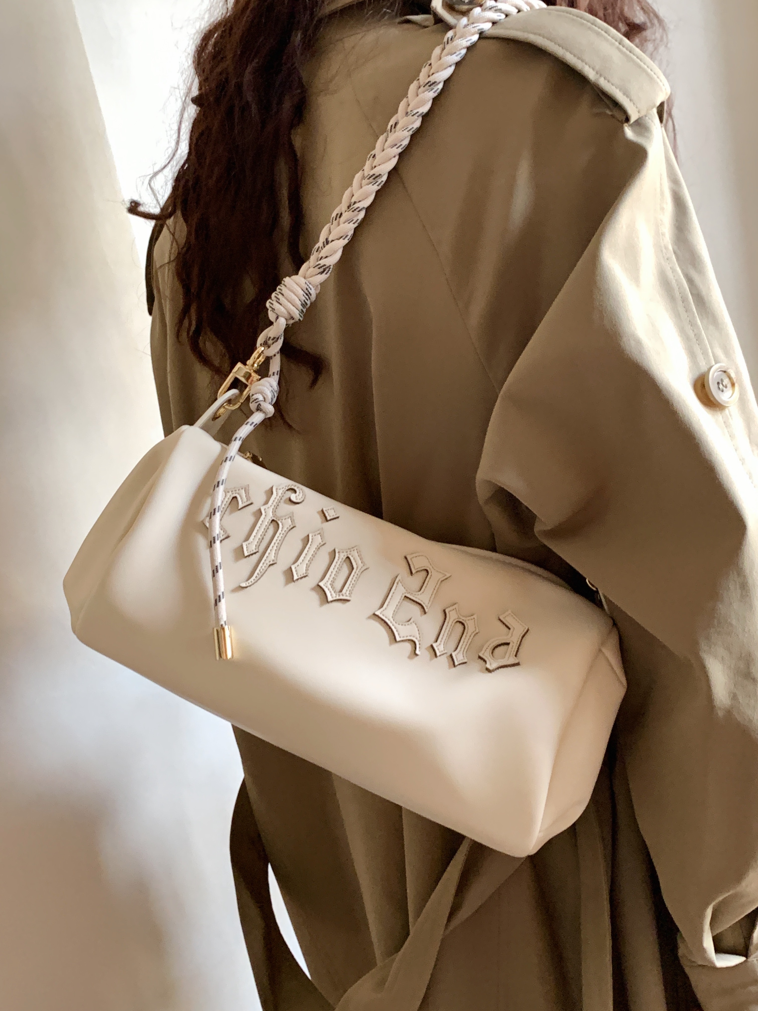 South Wind Chio2nd Flaw Vatican Frankfurt Backet Female Autumn 2022 New niche design single shoulder slope bag