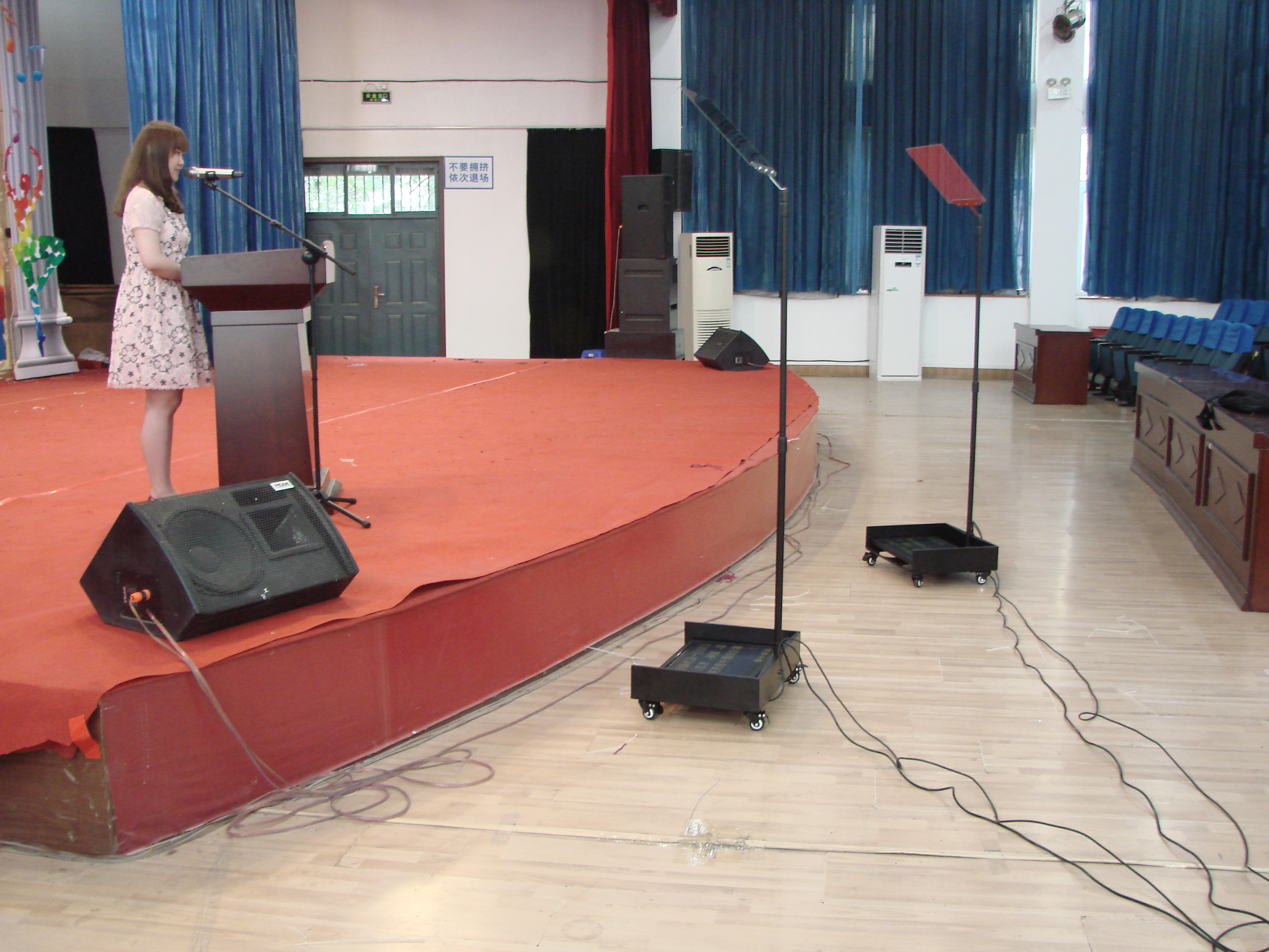 The Yixiang 24 - inch stage speaking conference meeting room type report noun Tip reader