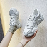 Белые женские туфли, весна 2025, новые туфли на платформе на толстой подошве, увеличивающие рост кроссовки для женщин, повседневные спортивные туфли для папы в тренде