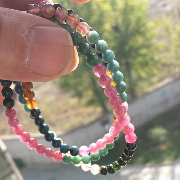 Natural bejewelers hand in the hand of the jewel