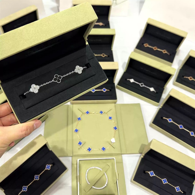 Four-Leaf Clover Five-Flower Bracelet 18K Gold-Plated Black and White Panda Chain Rose Gold Red Agate White Mother-Of-Pearl Holiday Gift for Girlfriend Four-Leaf Clover Five-Flower Bracelet 18K Gold-Plated Black and White Panda Chain Rose Gold Red Agate White Mother-Of-Pearl Holiday Gift for Girlfriend
