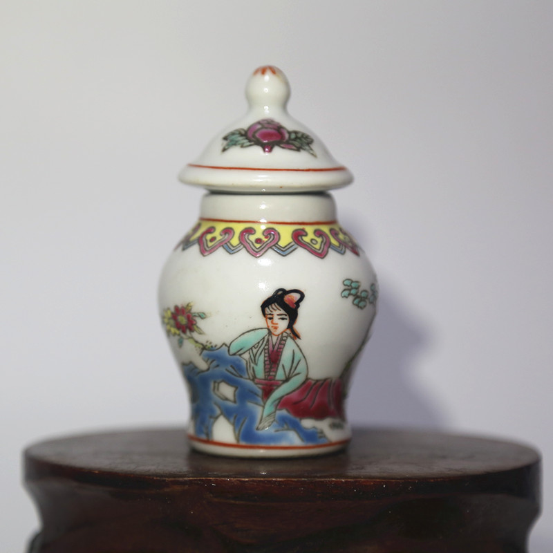 Jingdezhen Cultural Revolution porcelain old factory goods porcelain 567 pendulum pieces Handpainted women 2 5 inches small Titan General jar