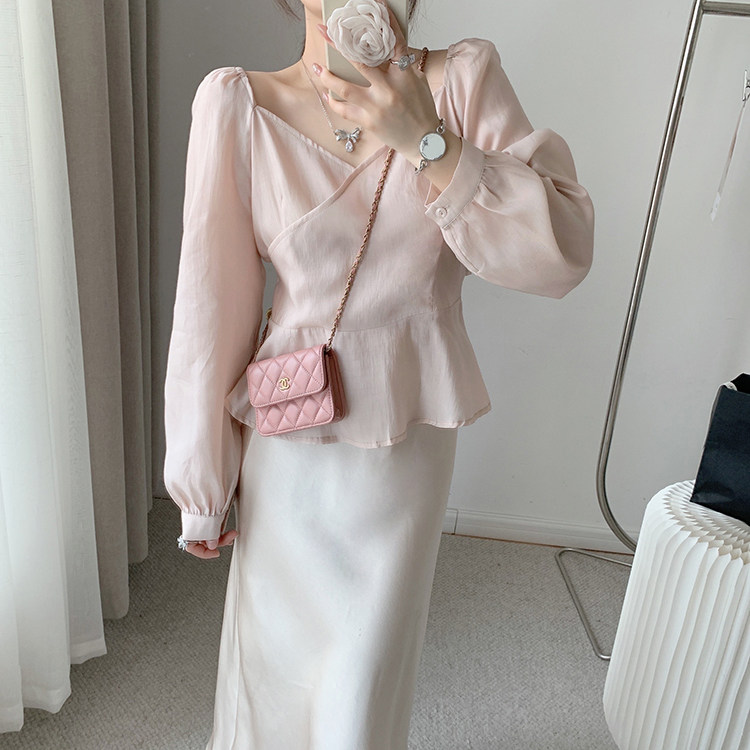Короткая дизайнерская рубашка, рукава фонарики, тренд сезона, V-образный вырез 