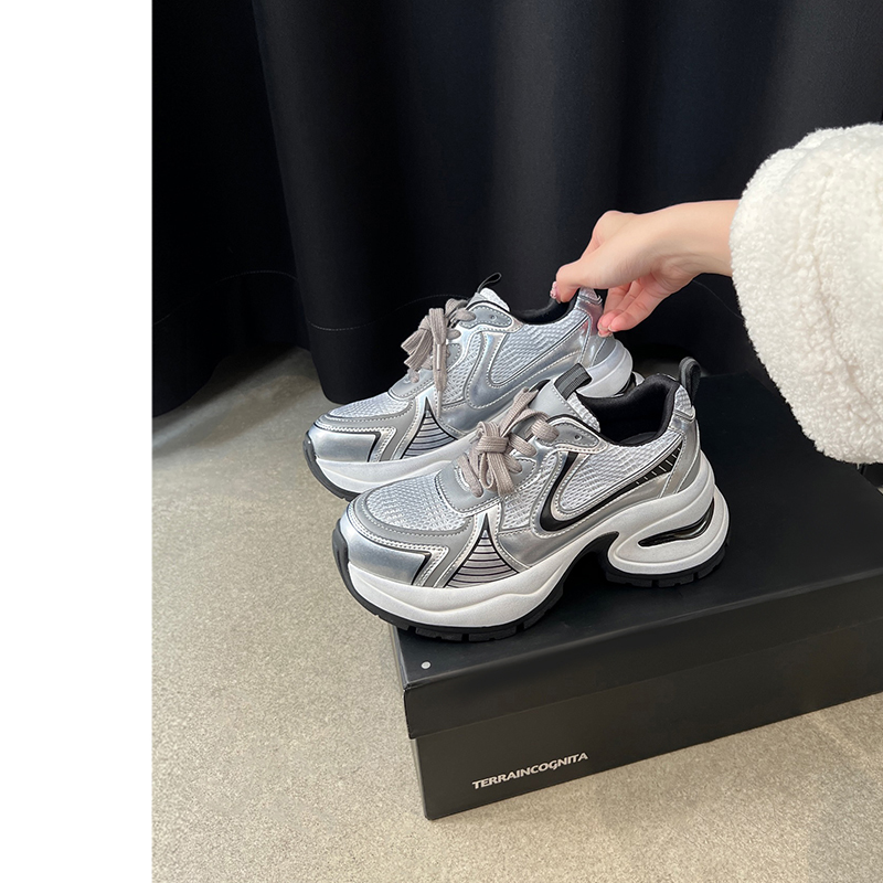 陸思同風～おじさんの万能厚底パパシューズ女性2025春の古風で擦り上げ身長アップのスポーツシューズ