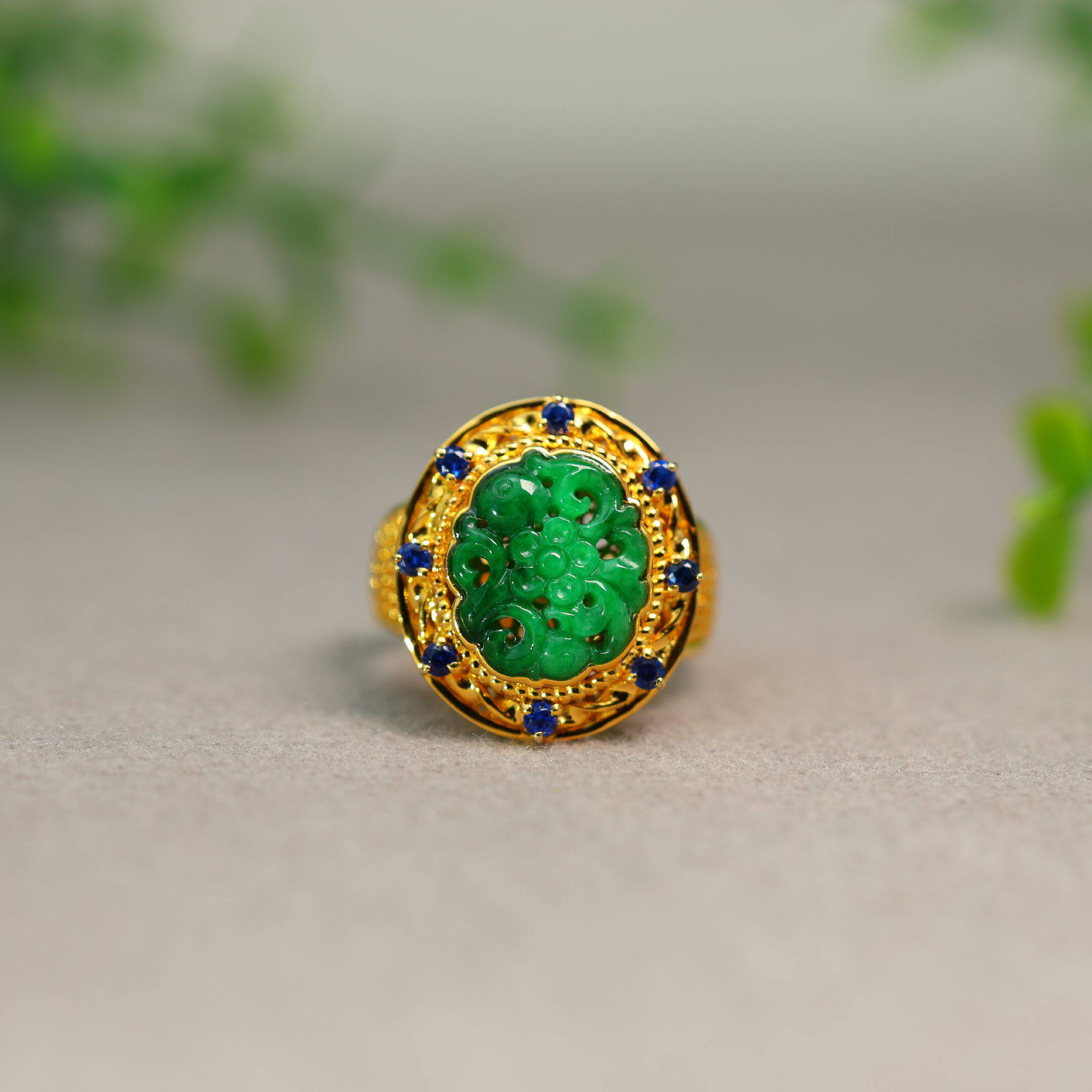 Natural grade A jadeite hollow carved living ring