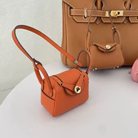 Оранжево-красный