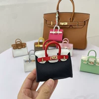 Черный, красно -белый цвет комбинации, дайте лошади