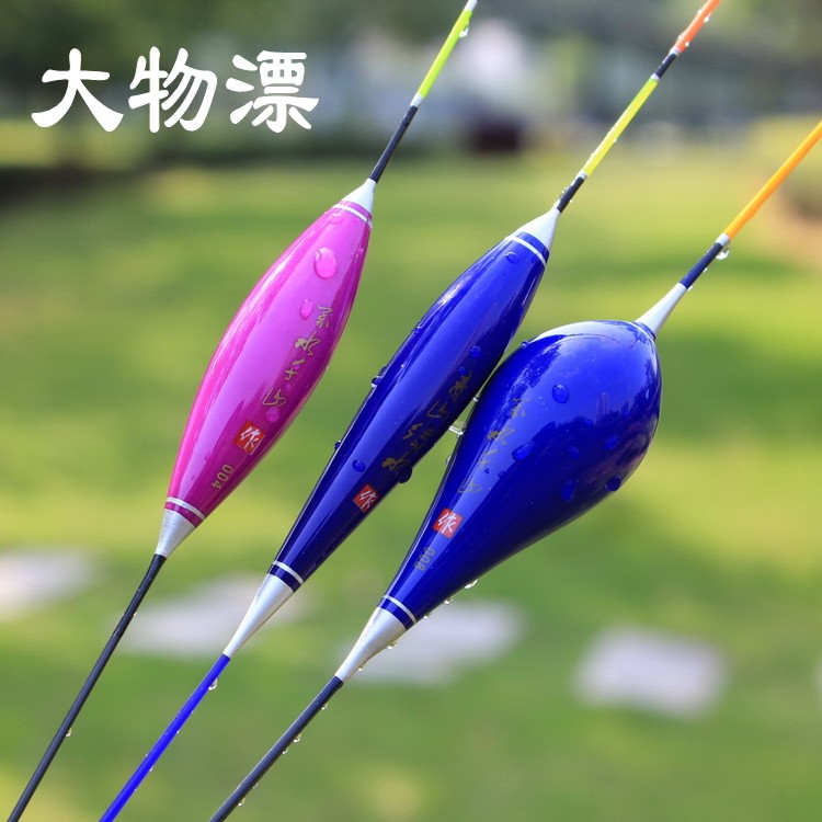 Eat lead floating floating deep water fish floating near eye and coarse tail long-cast reservoir black pit plug fluorescent rod