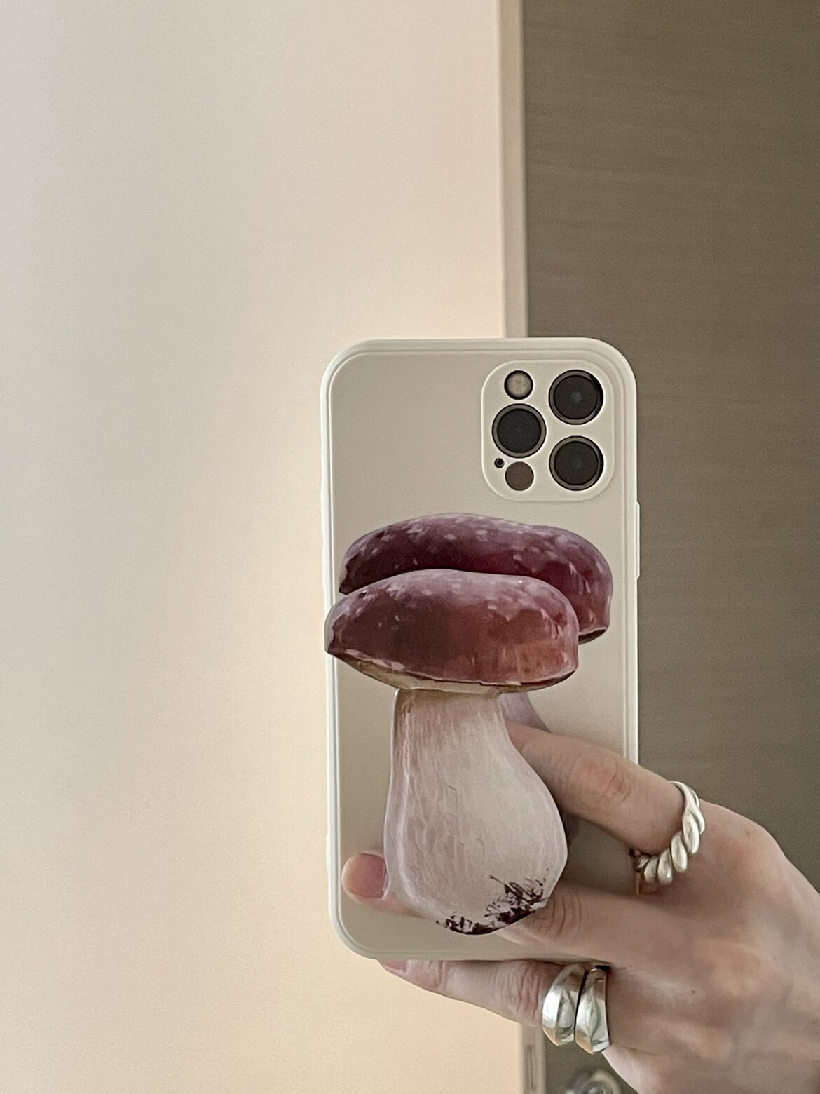 Autumn and winter new cream color recommended fat mushroom apple 12 liquid silicone mobile phone protective shell fine hole all-inclusive