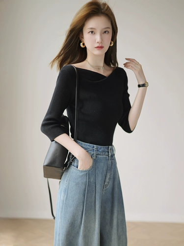 Трикотажный черный приятный телу свитер, облегающий крой, коллекция 2023