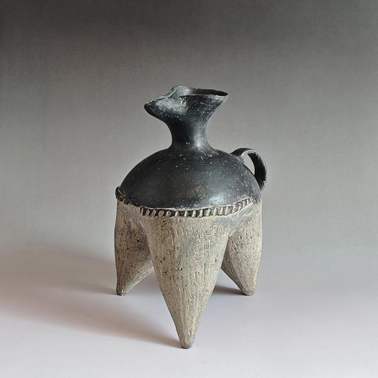 Antique Pottery Ornaments Using Both Bronze and Stone from the Era of the Ancient Civilization of the Hangzhou River Basin in Zhejiang, the Liangzhu Culture Black Pottery Pot