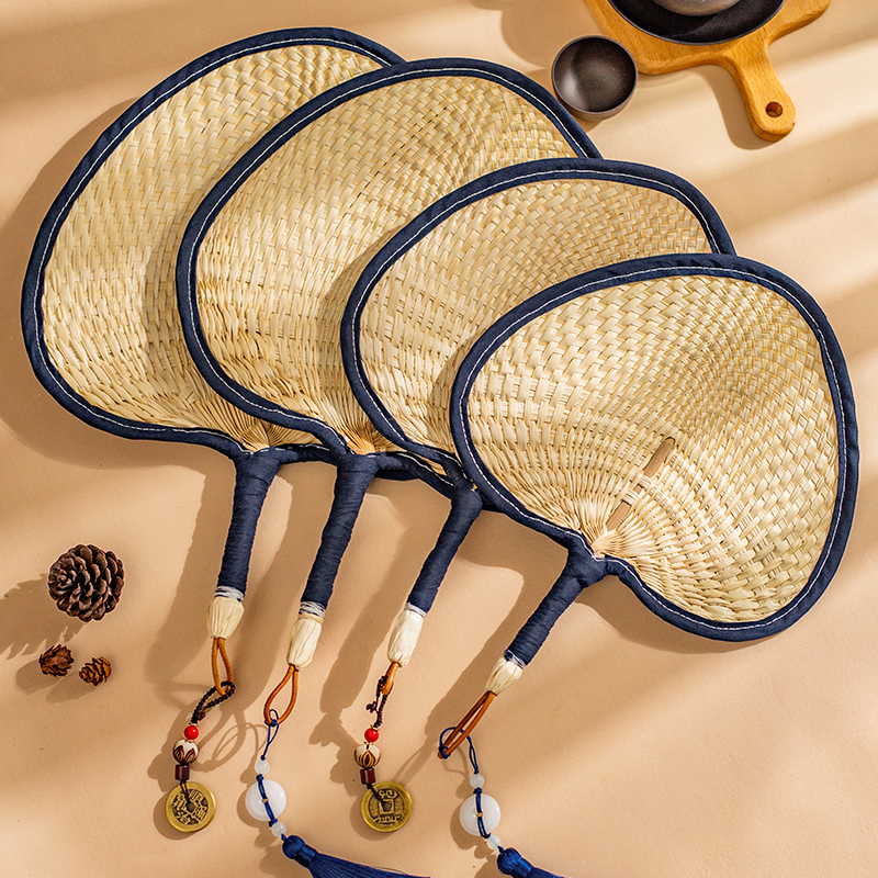 Old-fashioned cattail fan summer handmade straw hand fan baby enjoy the cool mosquito repellent fan brown leaf fan portable portable for men and women