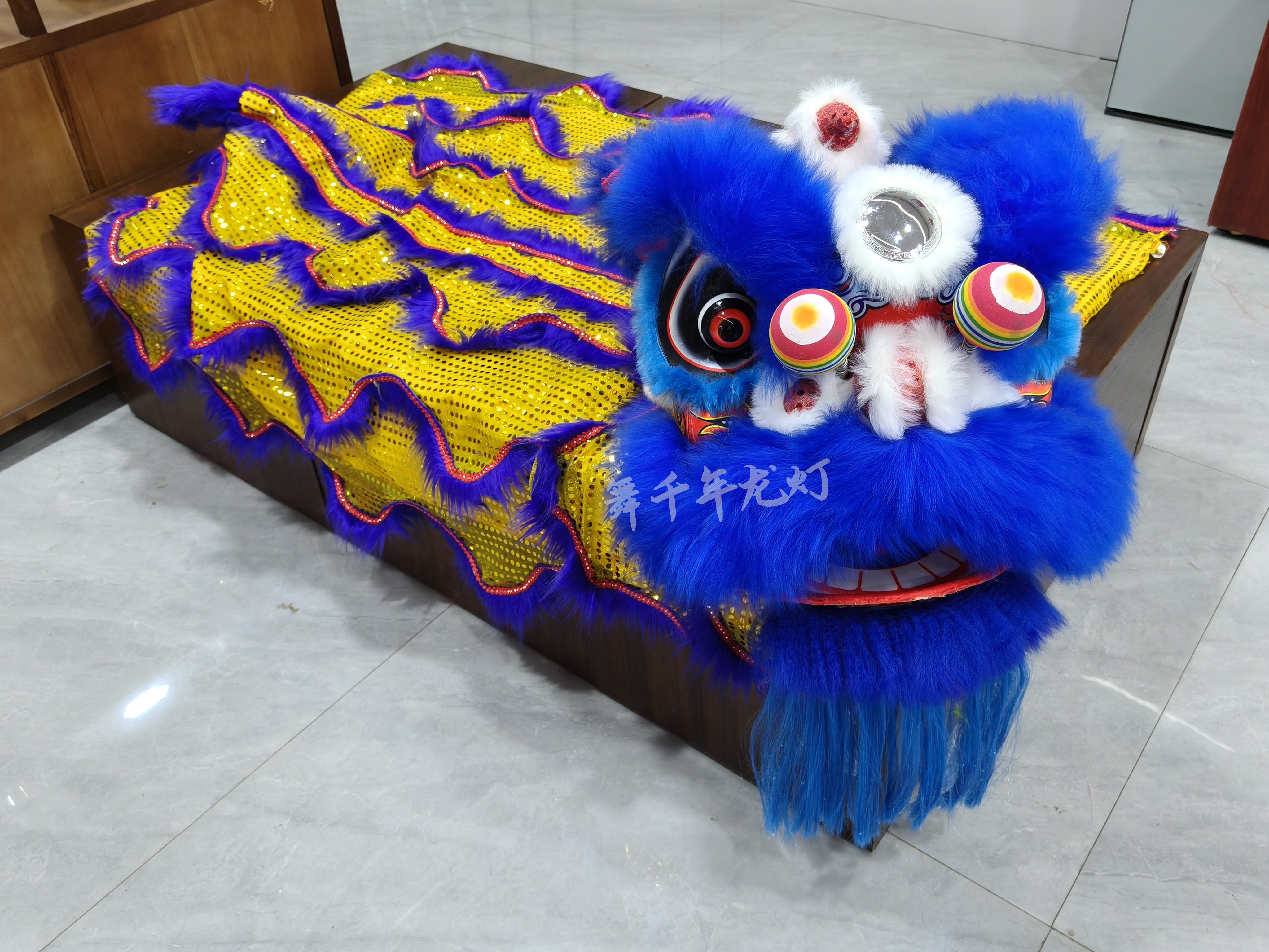 獅頭10寸12寸泡沫舞獅子頭羊毛可眨眼舞獅頭學校表演佛山醒獅新型-淘寶