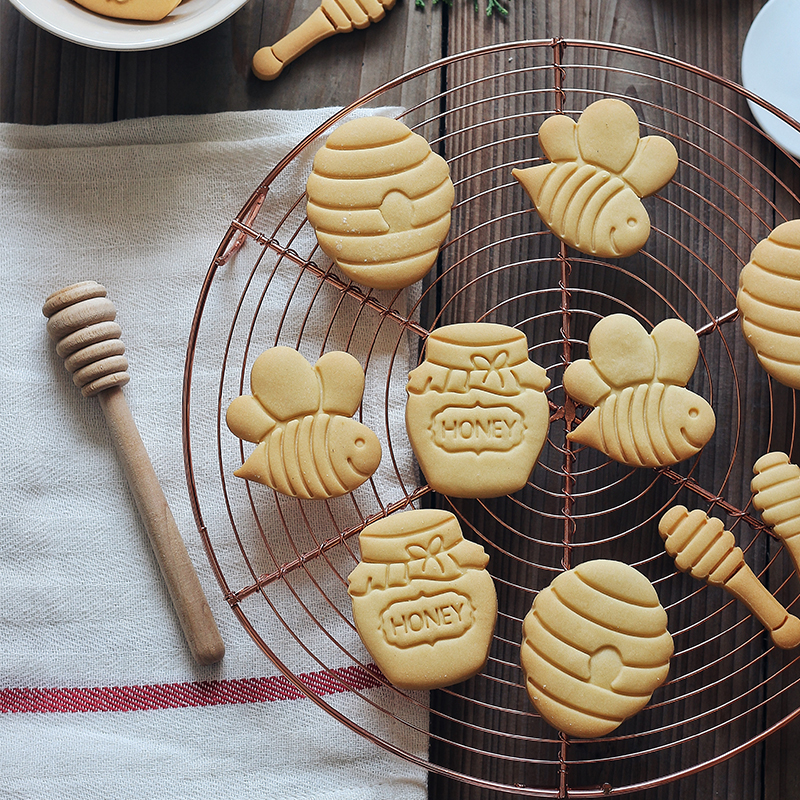 AMAGOUR Japanese Cartoon Winnie the Pooh Honey Pot Spring Press Fondant Icing Cookie Mold
