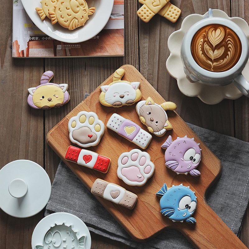 AMAGOUR original day style cute kitty river dolphin loving wound with cat claw spring pressed with biscuit mold 