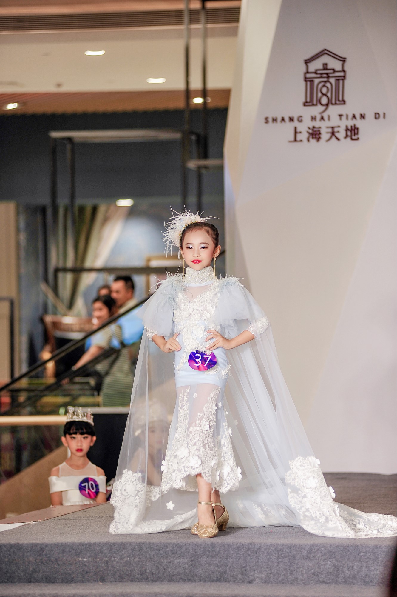 Váy dạ hội cao cấp cho trẻ em nữ catwalk cô gái đuôi lớn mô hình màu xanh sáng tạo bầu không khí túi váy váy trẻ em hàn quốc