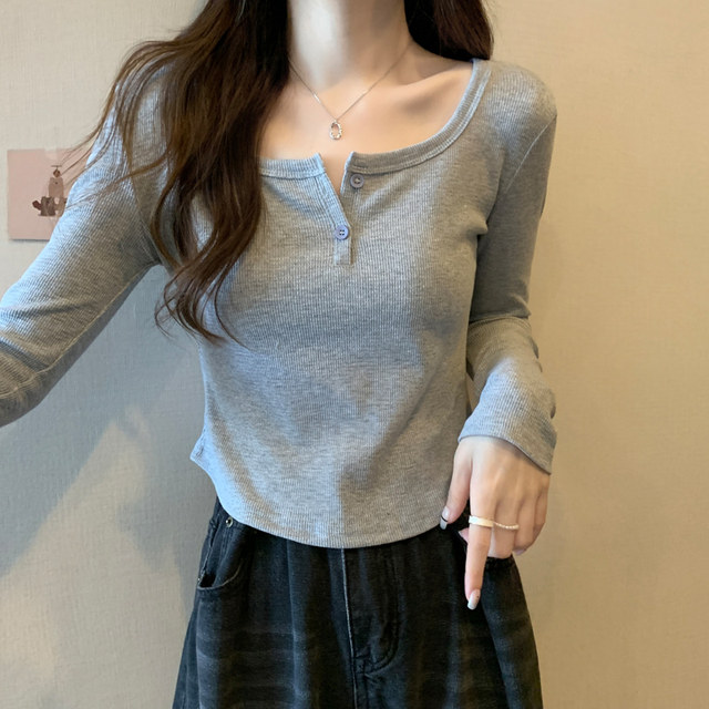 Casual White Button V-Neck Long-Sleeved T-Shirt for Women, New Autumn and Winter Style, Chic Curved Hem, Slim Fit, Short Top