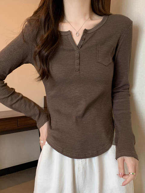 Thin V-Neck White Long-Sleeved T-Shirt for Women 2024 Autumn Design with Curved Hem and Ribbed Short Top