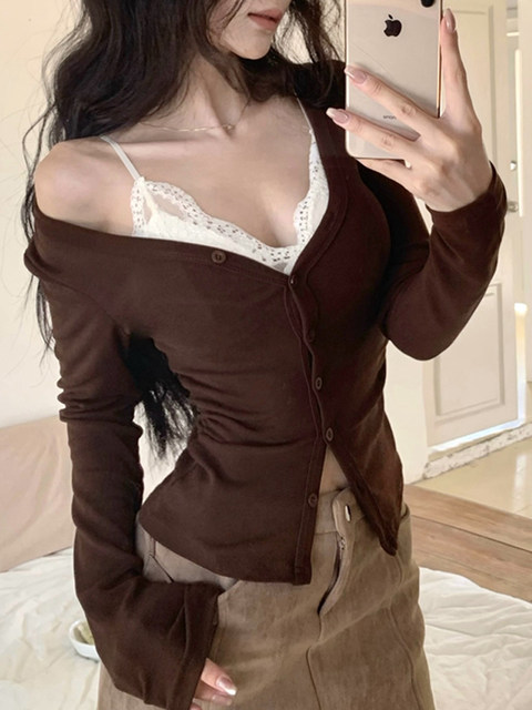 Trendy Slim-Fit V-Neck Long-Sleeve T-Shirt for Women, Autumn and Winter, Pure and Alluring Design with Button Details and Brushed Fabric for Layering