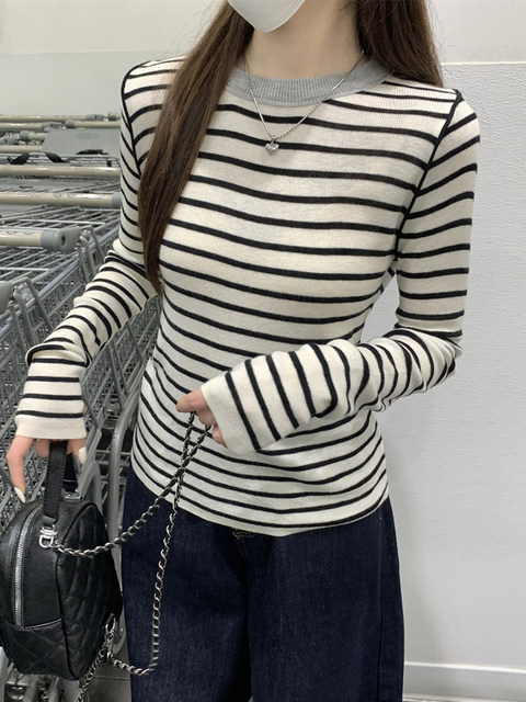 Korean-Style Fashionable and Elegant Round-Neck Color-Block Knit Sweater for Women, Autumn and Winter Design, Unique Striped Patchwork Long-Sleeve Sweater Trend