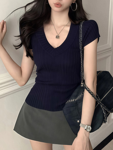 Solid Color Simple Deep V-Neck Short-Sleeve Knit Top for Women, Summer Slim Fit with a High-End Feel, Versatile and Elegant