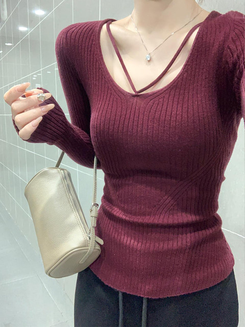 Korean-Style Sweet and Elegant Slim-Fit Waist-Cinching Knit Sweater for Women, Spring Season, Pure and Alluring, with a Subtle V-Neck Design, Versatile Sweater