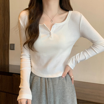 Casual White Button V-Neck Long-Sleeved T-Shirt for Women, New Autumn and Winter Style, Chic Curved Hem, Slim Fit, Short Top