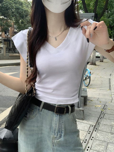 Summer New Style Cool and Spicy V-Neck Short-Sleeved T-Shirt for Women with a Unique Design, Slim Fit, Short Length, and Exposed Midriff