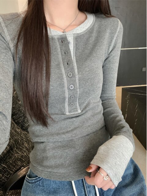 Korean Style Slim-Fit Long-Sleeve T-Shirt for Women with Decorative Stitching, New Autumn Design with Contrasting Color and Button Details