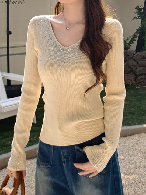 French-Style Gentle V-Neck Rhinestone Knit Sweater for Women, 2026 Spring Fashionable and Chic Korean-Style Unique Top