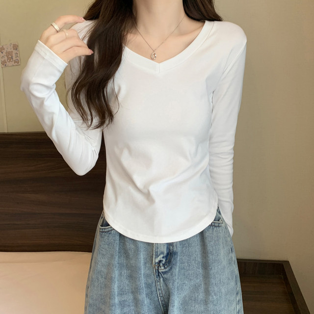 Designed with an Arc-Shaped Hem, V-Neck Long-Sleeve Base Shirt for Women, New Autumn Korean Style, Black Slim-Fit Slimming Inner T-Shirt