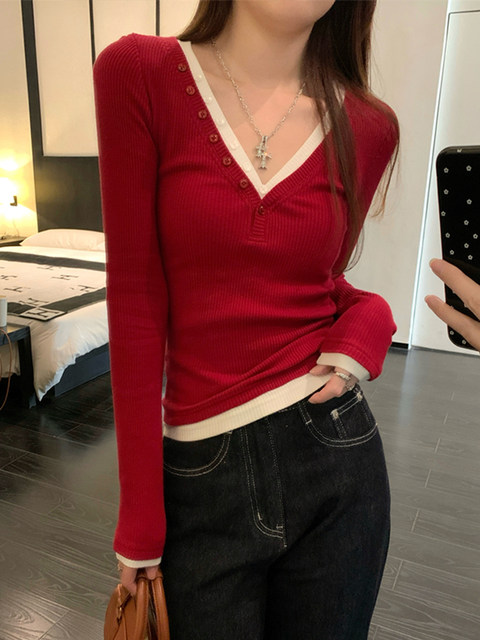 Trendy Korean Style T-Shirt for Women, 2025 Autumn, Color-Blocked V-Neck with Button Design, Faux Two-Piece, Stunning Top