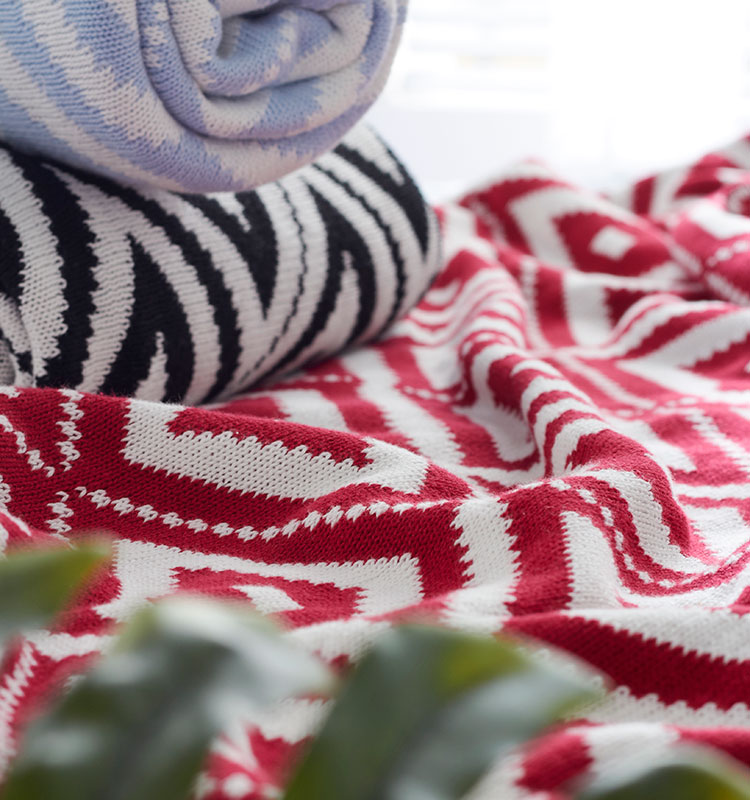 Nordic mô hình trang trí phòng Độc bông chăn mền chân giường để có một giấc ngủ ngắn beanbag mùa hè chăn đỏ giản dị - Ném / Chăn chăn lông cừu chữ vạn