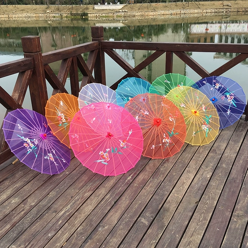 Танцевальный зонтик, исполняющий популярные зонтичные шелковые шелковые зонтичные энтузиазма