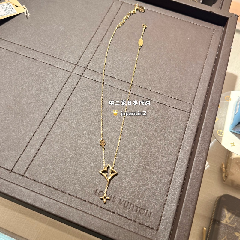 Japanese Purchasing Agent for Lv Louis Vuitton 25 Autumn/Winter Hollow Monogram Pendant Necklace Clavicle Chain