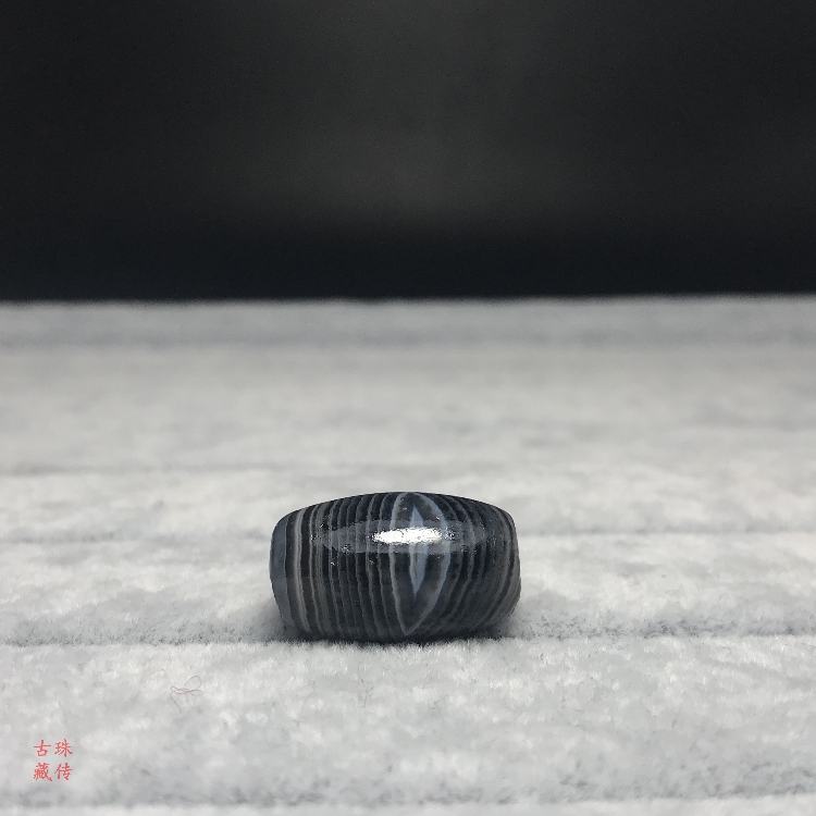 Tibetan old silk agate beads have blue eyes and good natural old mine agate can be used as a necklace