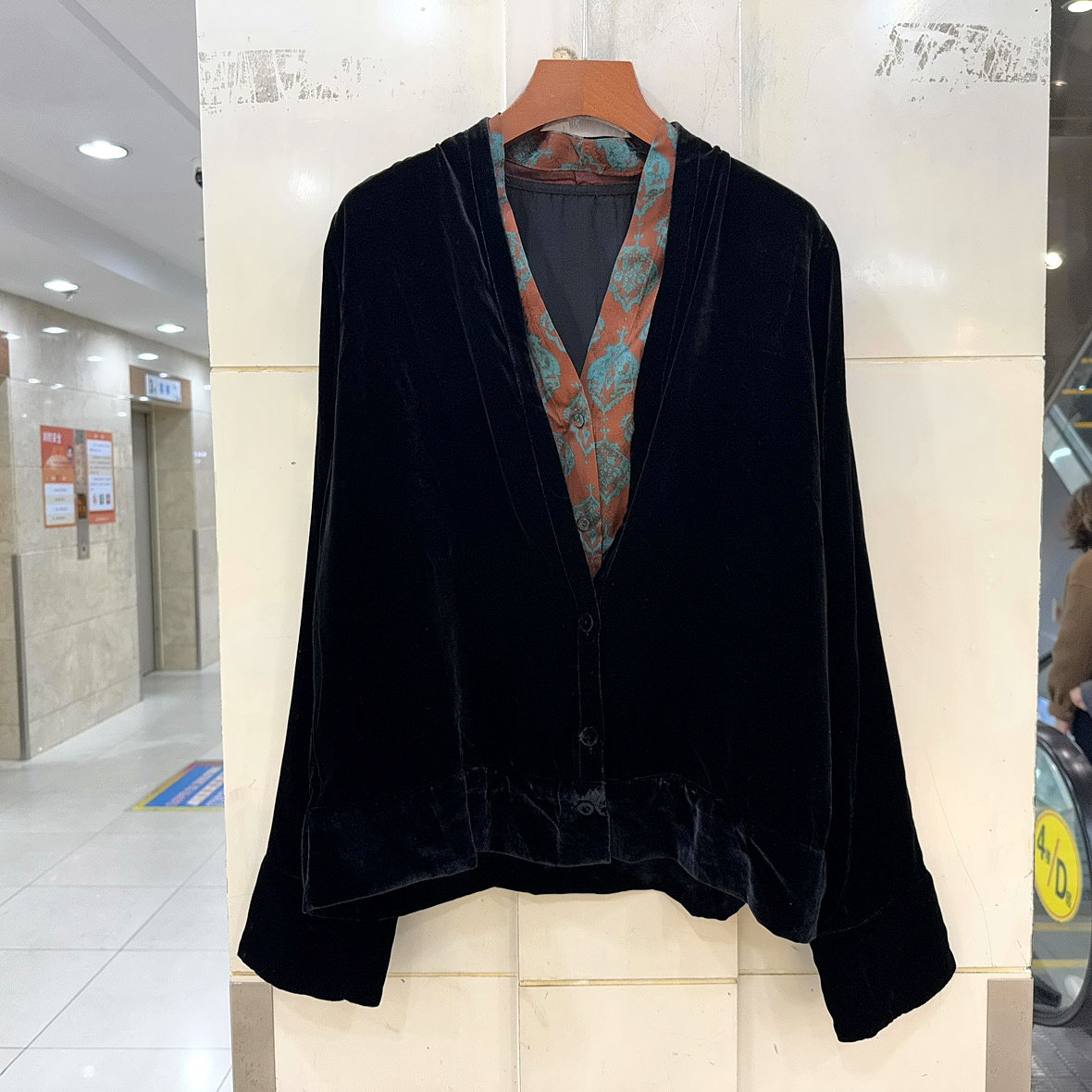 F7331 复古花色衬衣拼接半开V领假两件轻奢真丝丝绒短外套欧货春