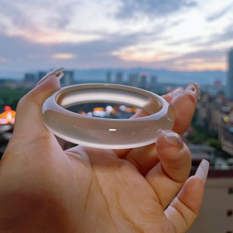 高品質のアイスアゲートバングル、天然ホースカーネリアンバングル、半透明のホワイトムーンライトシャンパンゴールドガラスタイプの翡翠バングル、女性用スタイル。