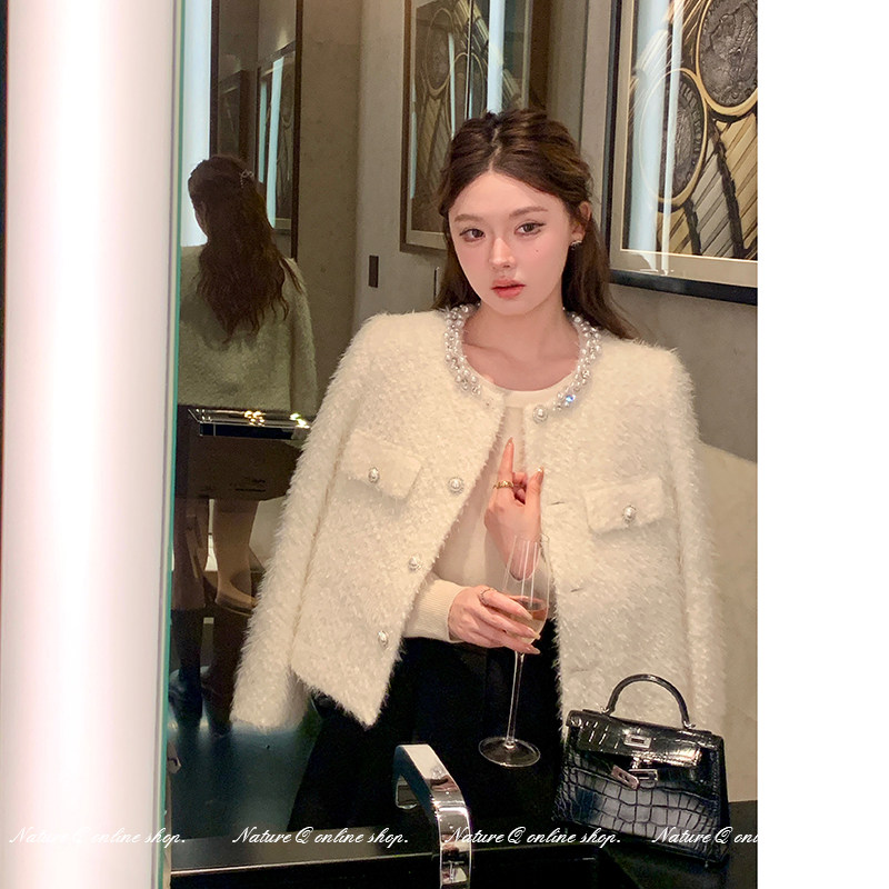 Yang small curly style pearl collar white wool small fragrant wind jacket woman short and rich family gold feeling down jacket new-Taobao