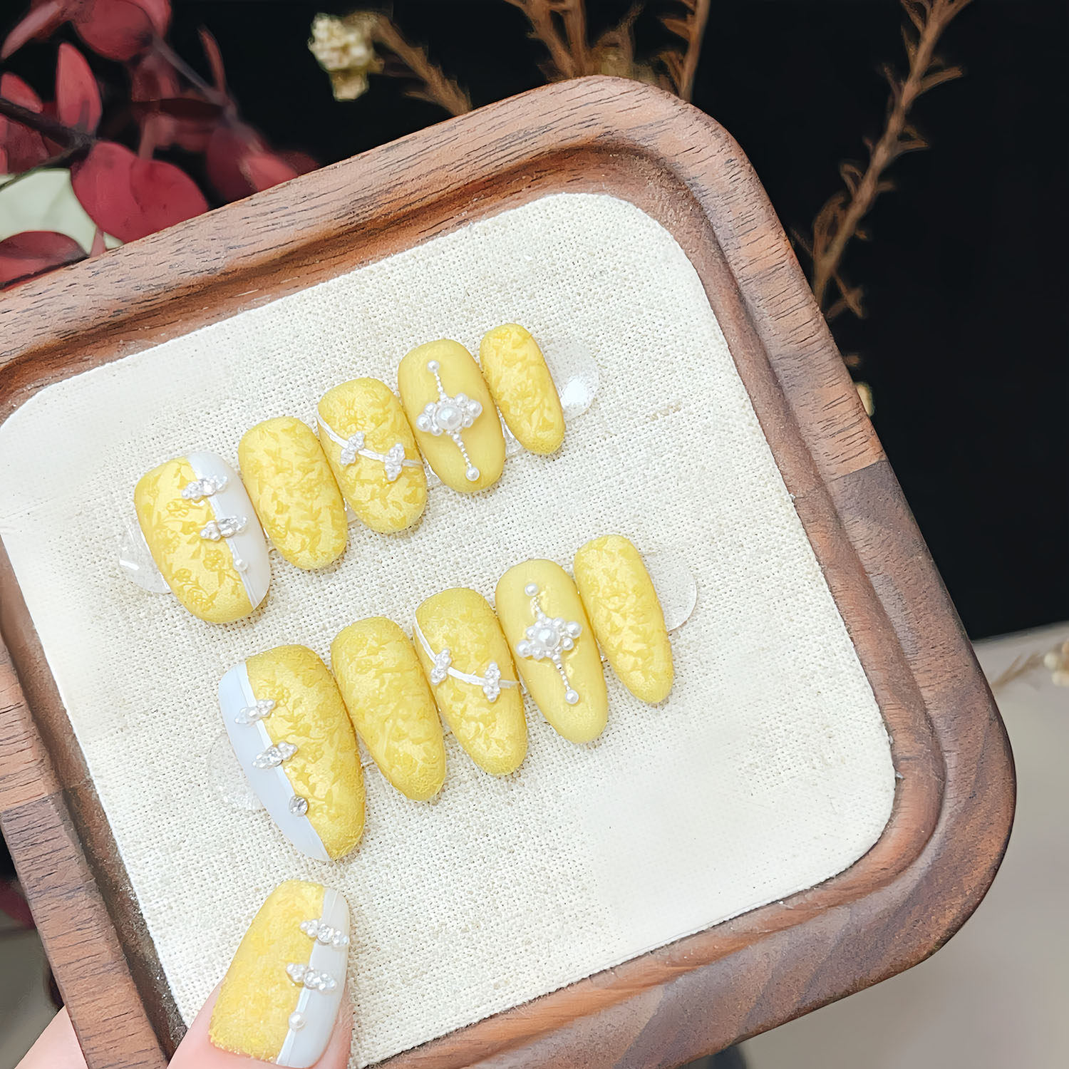 这个明黄甲片，是中式优雅的神来之笔！_穿戴甲_淘宝美妆网